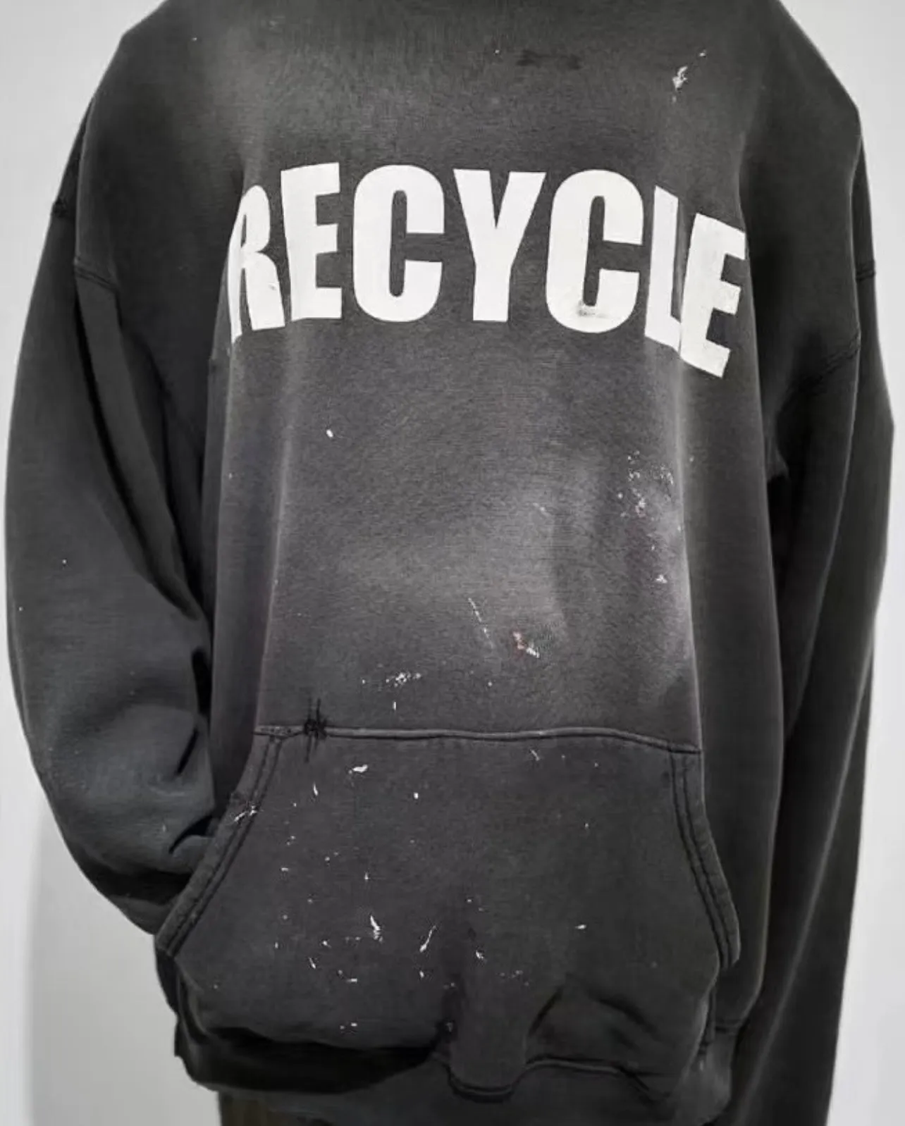 GALLERY DEPT. 90'S RECYCLE HOODIE WASHED BLACK 90'S washed hoodie with distressed eco-friendly slogans. Washed black S-XL. Ready-made garments are washed and dyed again. Multiple spots throughout the body are spray-faded. The ribs are cut and worn.